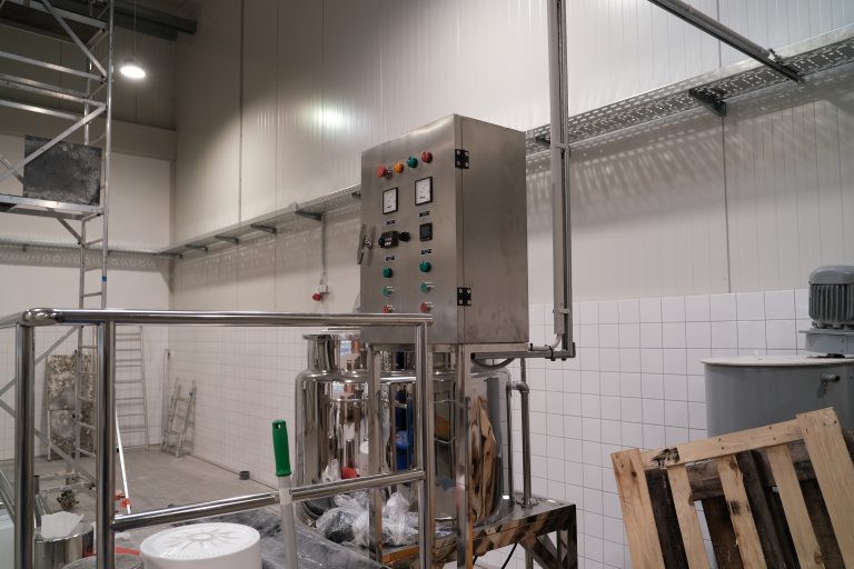 The process of setting up a big mixer